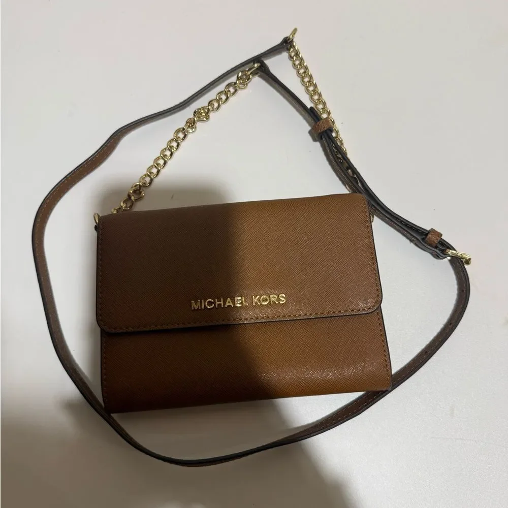 Michael Kors Jet Set Large
Phone Crossbody - Picture 2 of 9
